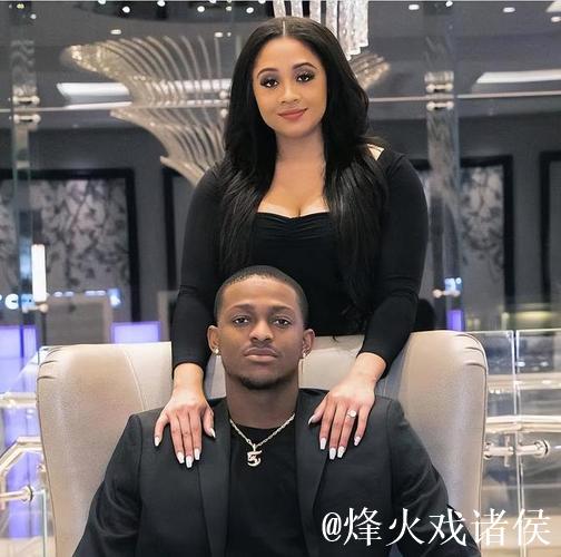 福克斯一家近照，27岁再拿2.3亿肥约，成马刺领袖，娇妻旺夫相